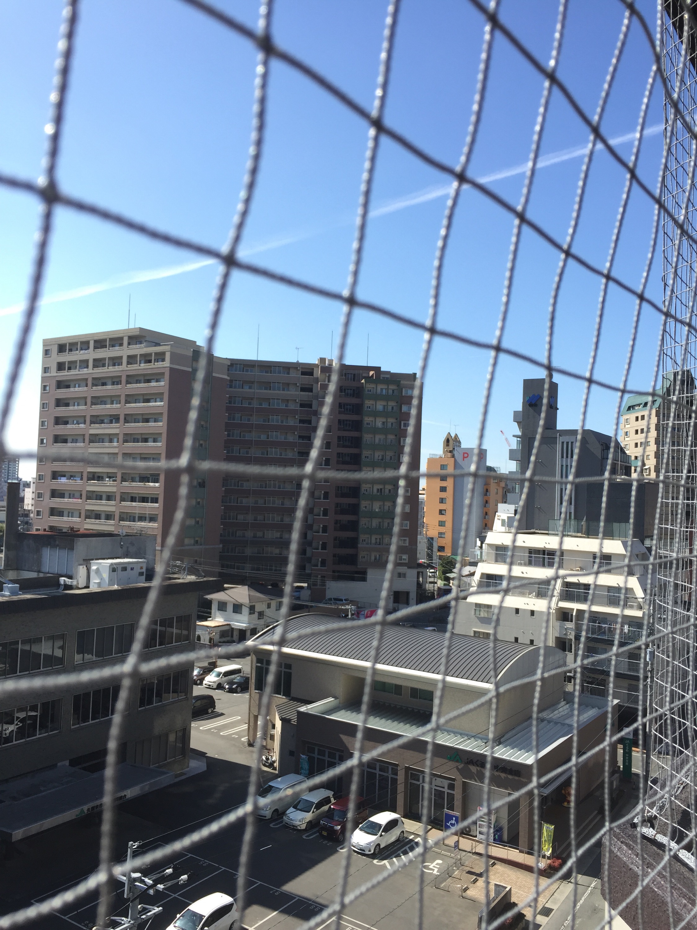 今日は久留米市のマンションに新品のエアコンを二台取り付け工事です。